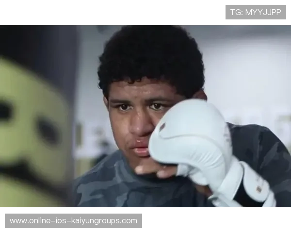 UFC拳手被一击打懵仍坚持不倒，硬汉精神令人震撼